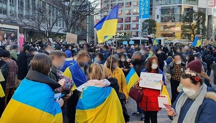 Manifestación en ciudad grupos grande de personas con banderas de Ucrania