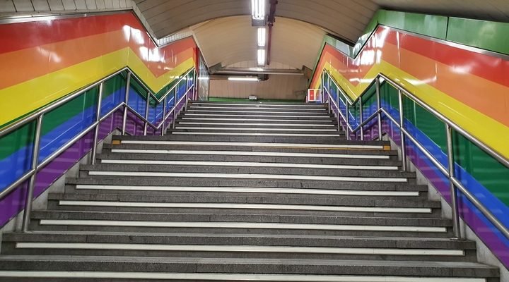 Escaleras del metro de Chueca con la bandera arcoiris.