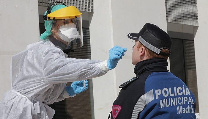 Sanitario realiza una prueba PCR